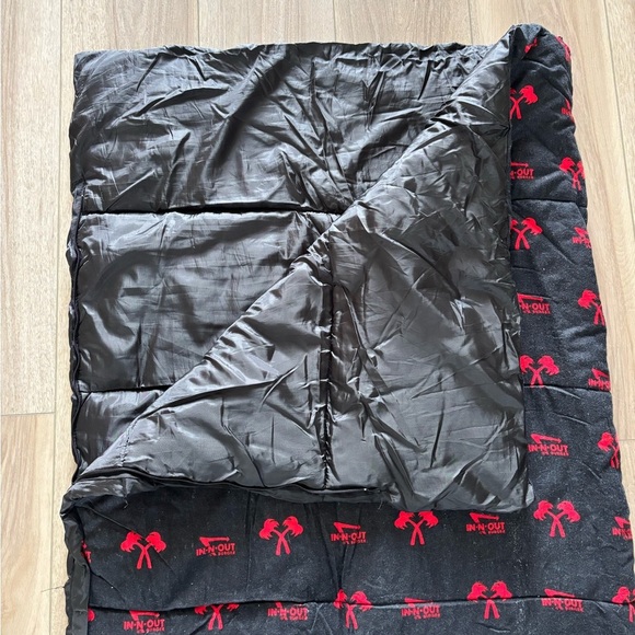 IN-N-OUT Insulated Sleeping Bag Promo Employee Issue Fleece collectable - Picture 5 of 10